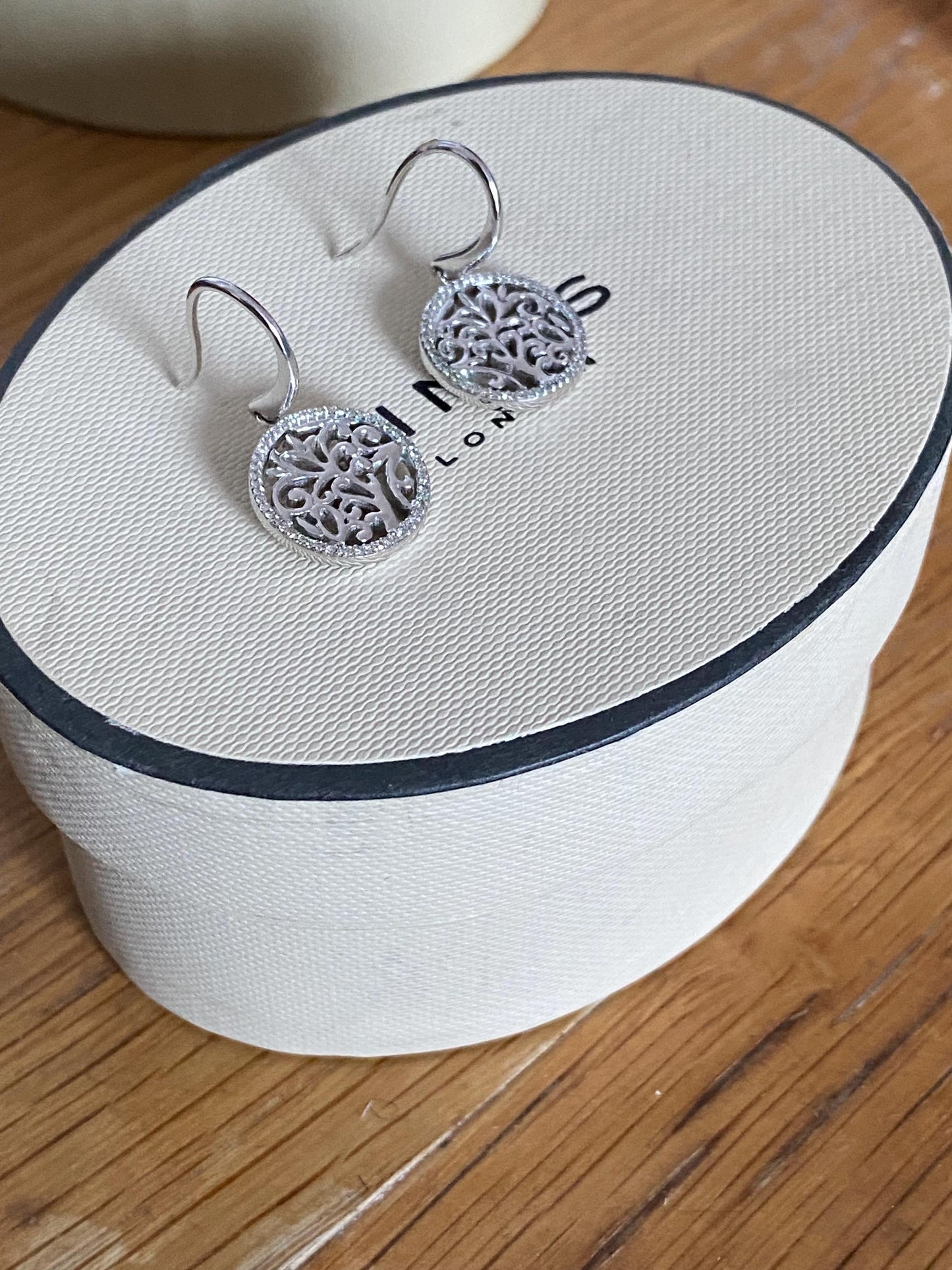 Beautiful LINKS OF LONDON Timeless Sterling Silver filigree diamanté circle drop Earrings with box