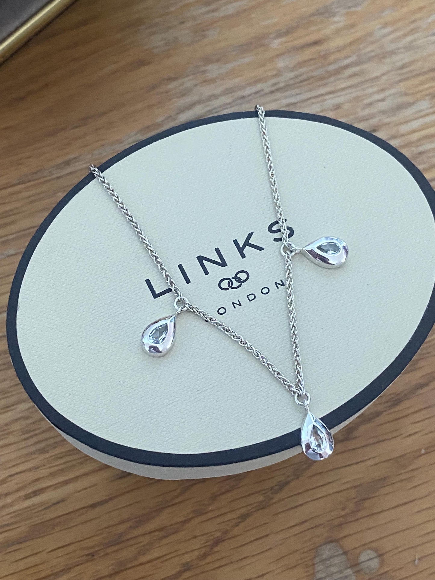 Absolutely gorgeous Links of London Topaz triple Droplet, T bar Necklace, Sterling Silver, assay Hallmarked