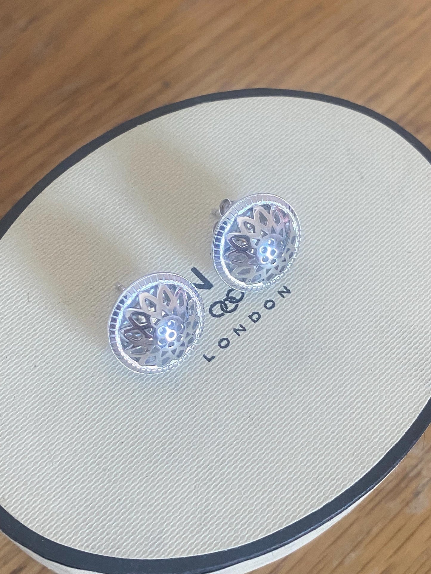 Beautiful LINKS OF LONDON Timeless Sterling Silver Domed Stud Earrings with box