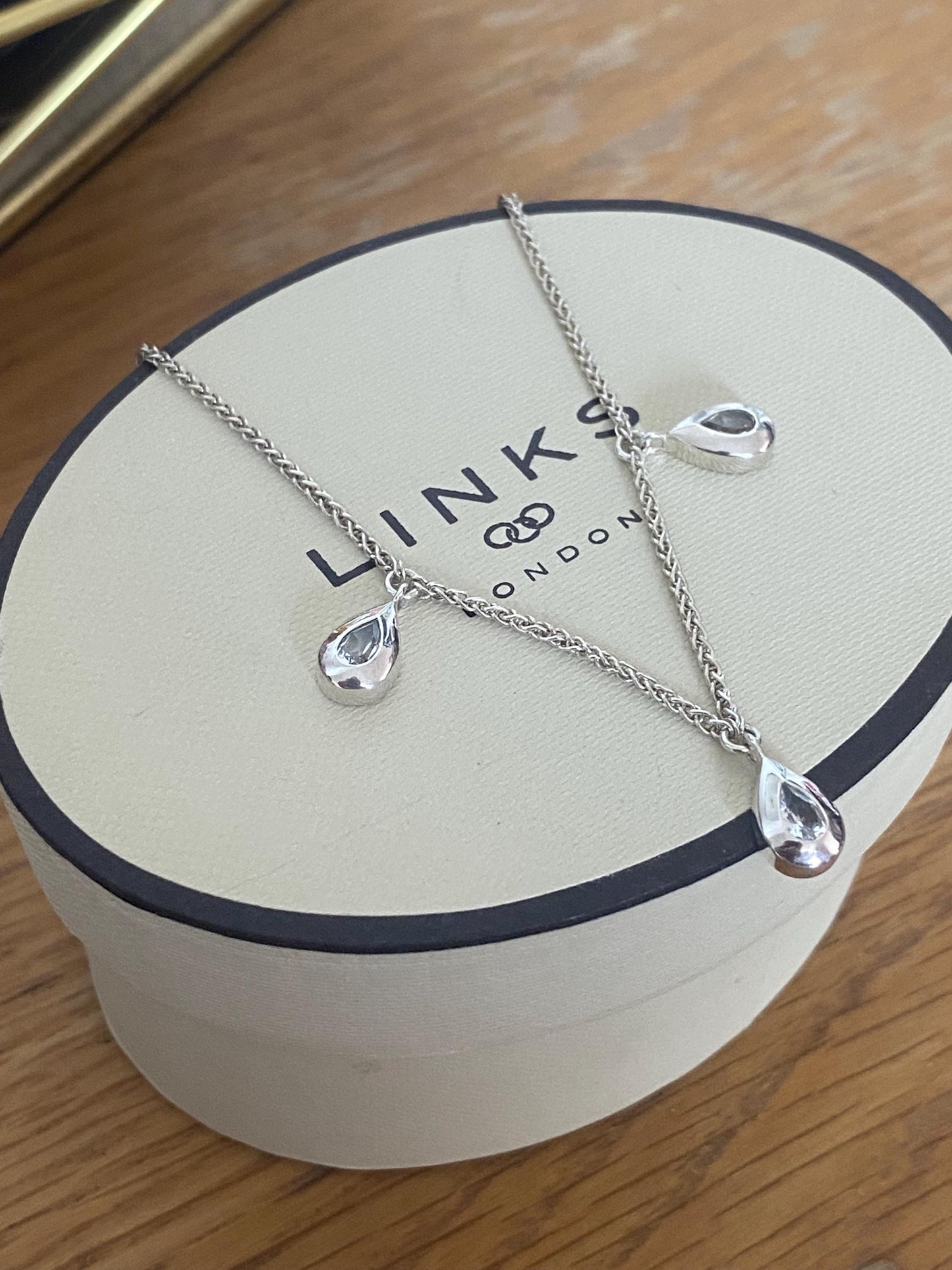 Absolutely gorgeous Links of London Topaz triple Droplet, T bar Necklace, Sterling Silver, assay Hallmarked