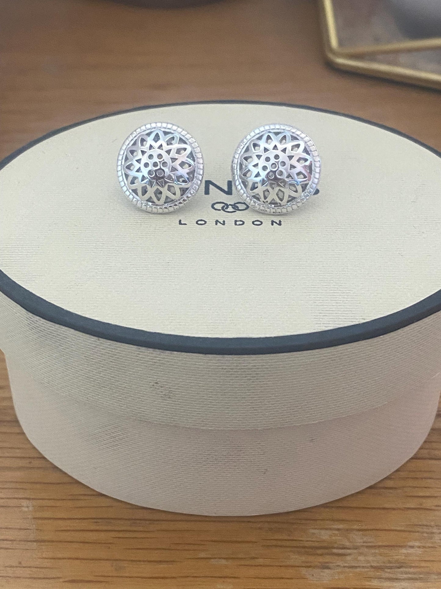 Beautiful LINKS OF LONDON Timeless Sterling Silver Domed Stud Earrings with box