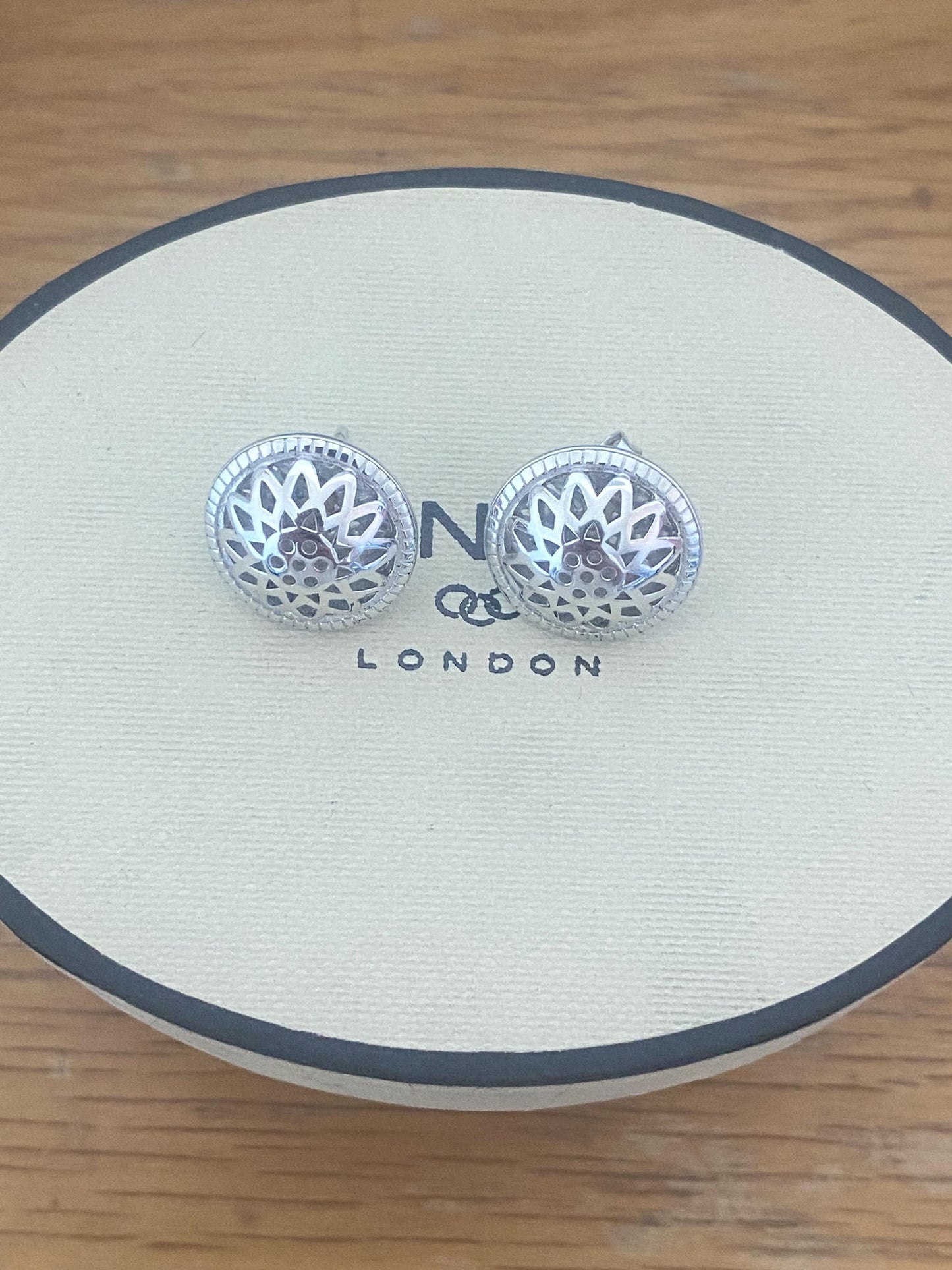 Beautiful LINKS OF LONDON Timeless Sterling Silver Domed Stud Earrings with box