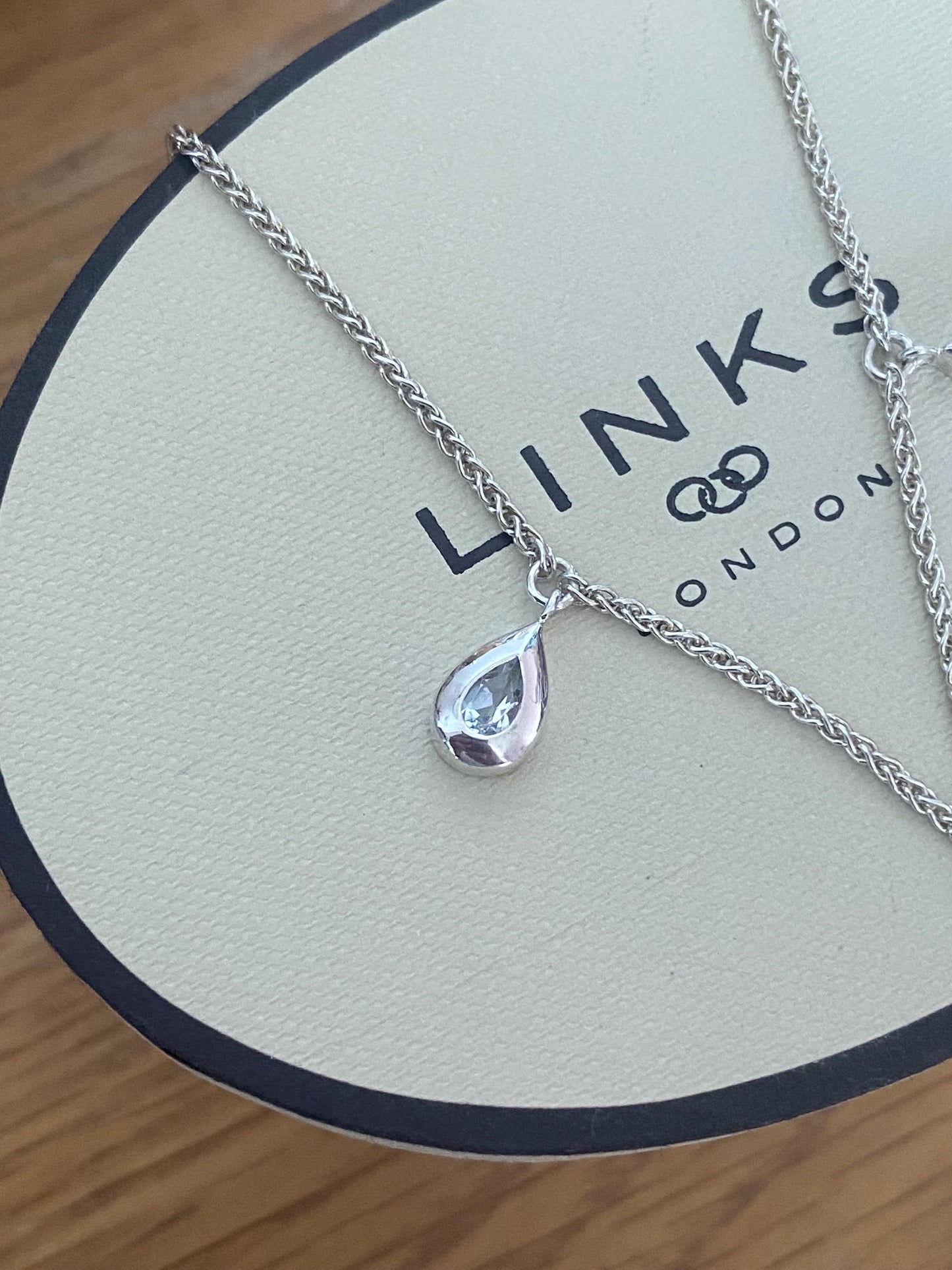 Absolutely gorgeous Links of London Topaz triple Droplet, T bar Necklace, Sterling Silver, assay Hallmarked