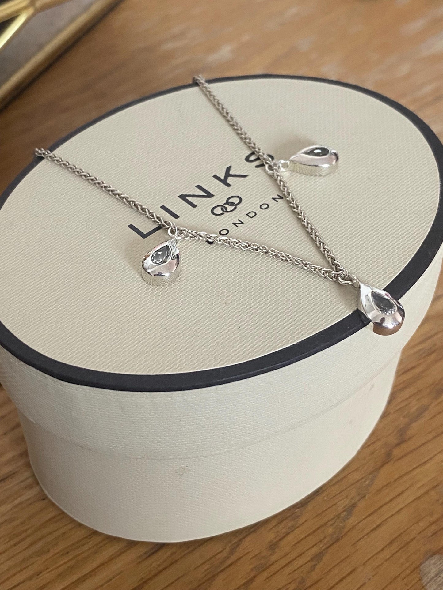Absolutely gorgeous Links of London Topaz triple Droplet, T bar Necklace, Sterling Silver, assay Hallmarked