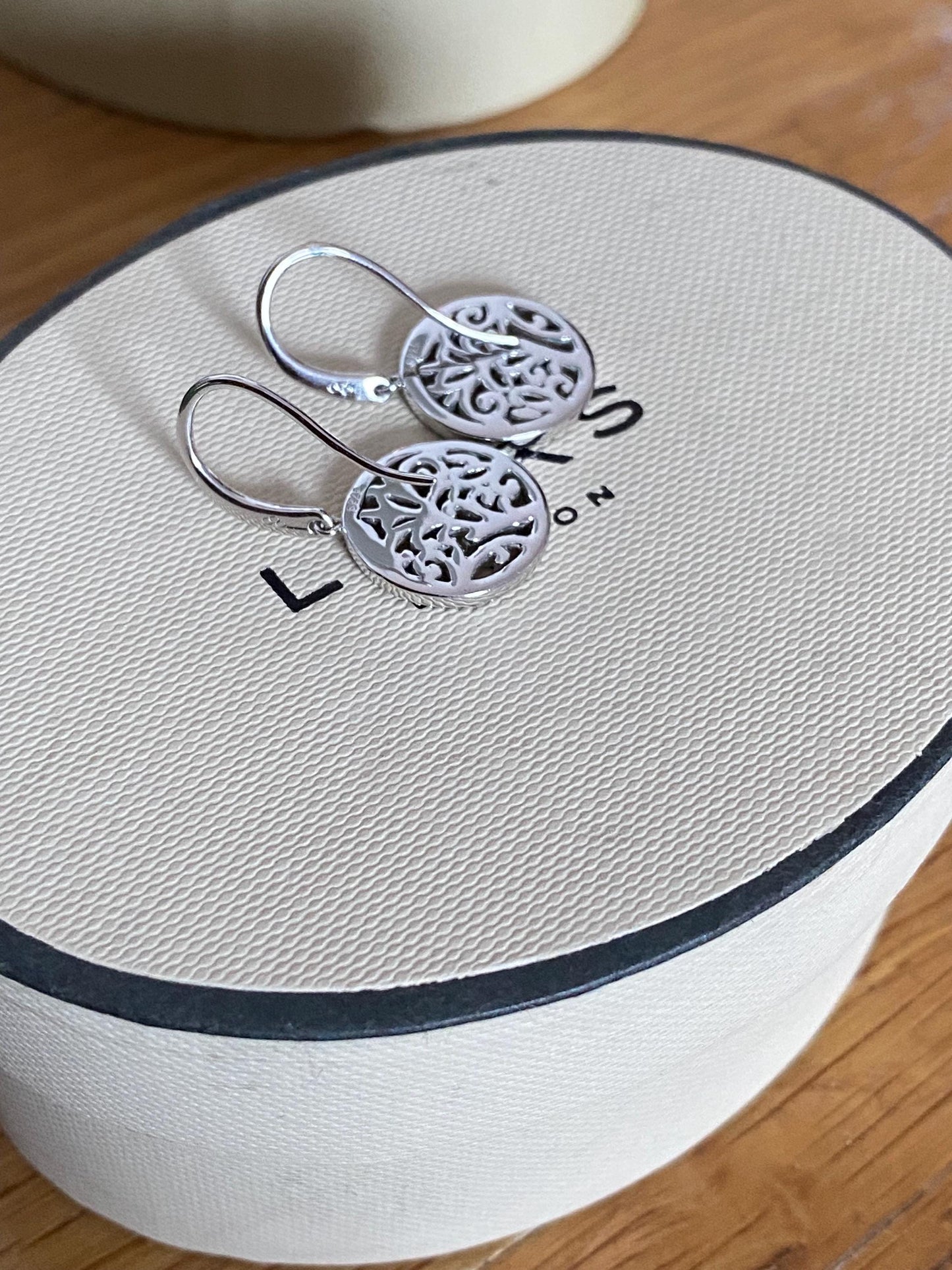 Beautiful LINKS OF LONDON Timeless Sterling Silver filigree diamanté circle drop Earrings with box