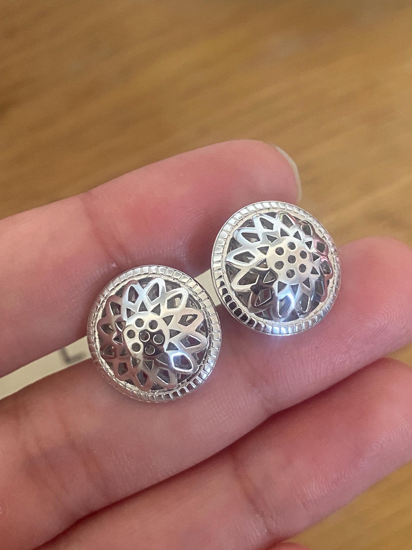 Beautiful LINKS OF LONDON Timeless Sterling Silver Domed Stud Earrings with box