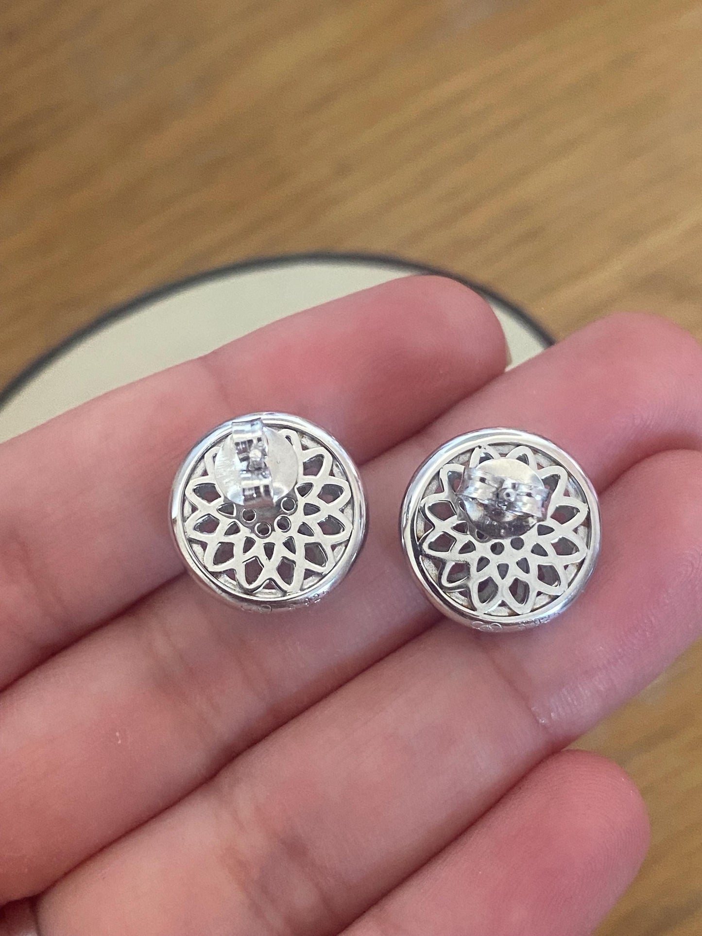Beautiful LINKS OF LONDON Timeless Sterling Silver Domed Stud Earrings with box