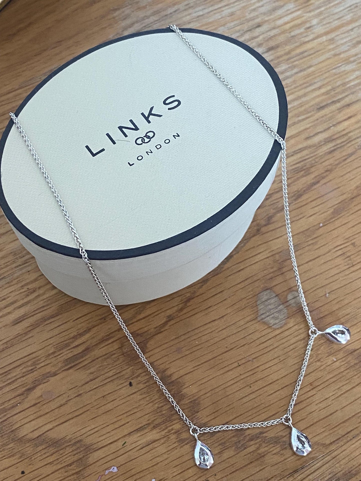 Absolutely gorgeous Links of London Topaz triple Droplet, T bar Necklace, Sterling Silver, assay Hallmarked