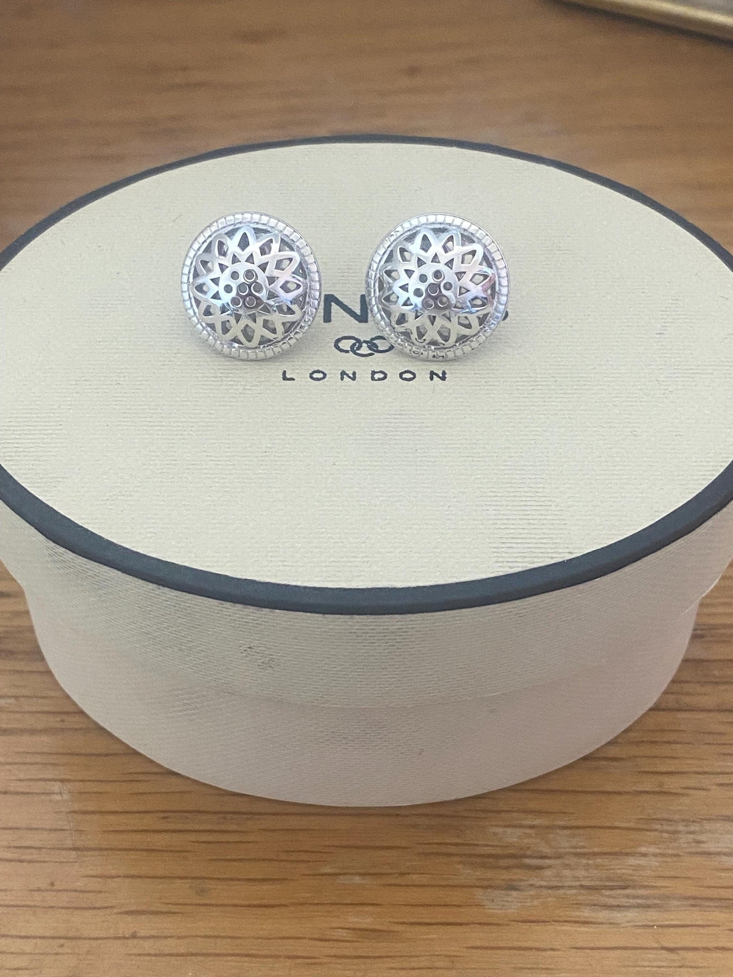 Beautiful LINKS OF LONDON Timeless Sterling Silver Domed Stud Earrings with box
