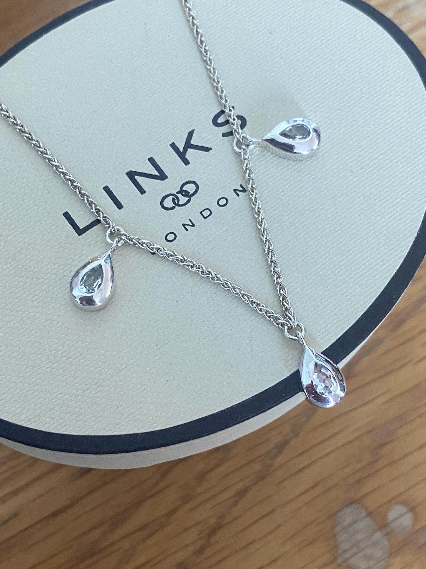 Absolutely gorgeous Links of London Topaz triple Droplet, T bar Necklace, Sterling Silver, assay Hallmarked