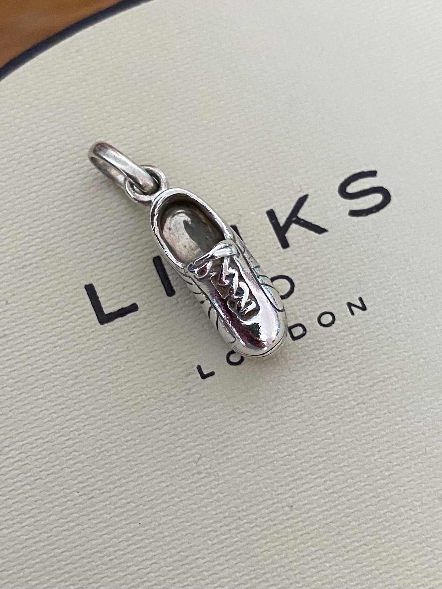 Beautiful vintage genuine rare hallmarked Links of London sterling silver shoe/trainer charm