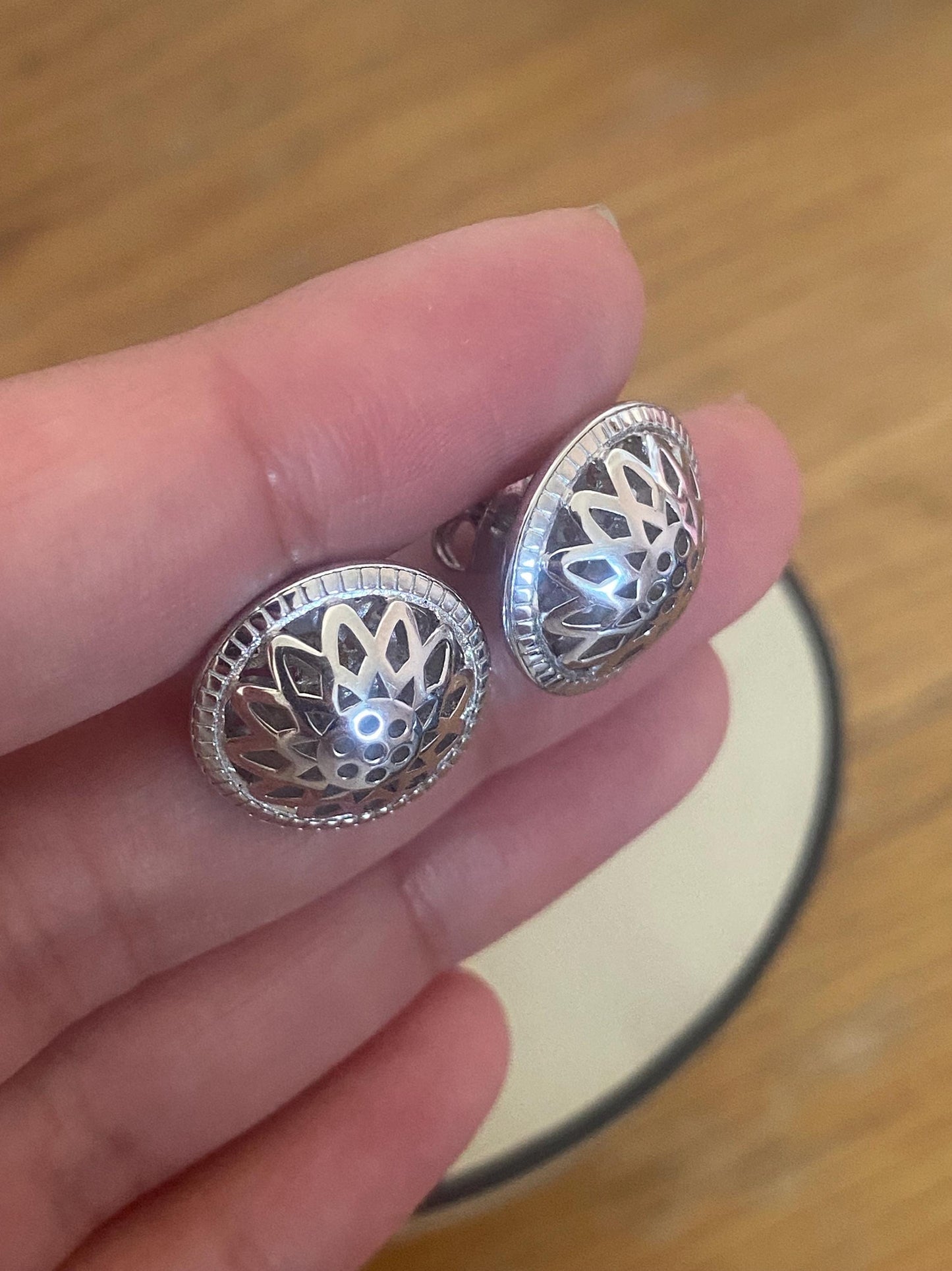 Beautiful LINKS OF LONDON Timeless Sterling Silver Domed Stud Earrings with box