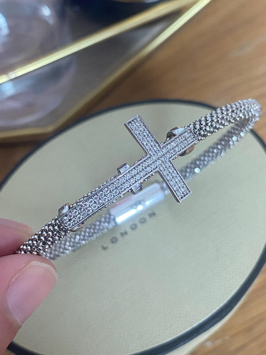 Very rare Links of London vintage rare effervescence cross charm sapphire bracelet with magnetic closure
